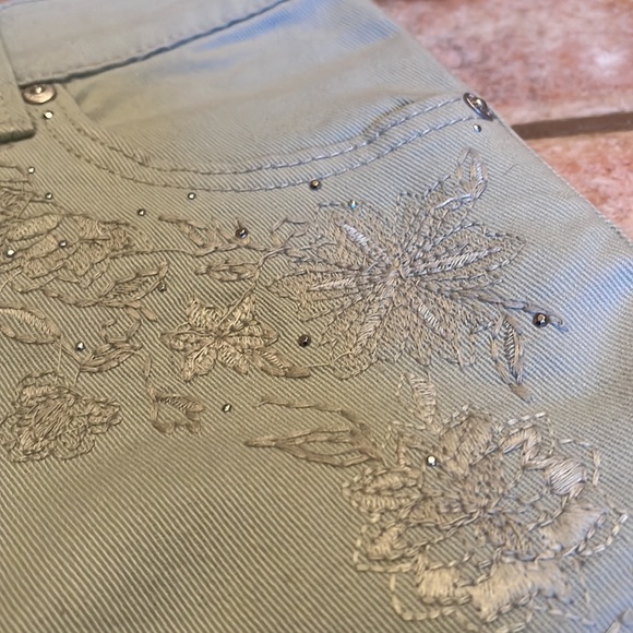 Gloria Vanderbilt Petite Floral Capri.pale sage green in color. - Picture 6 of 7